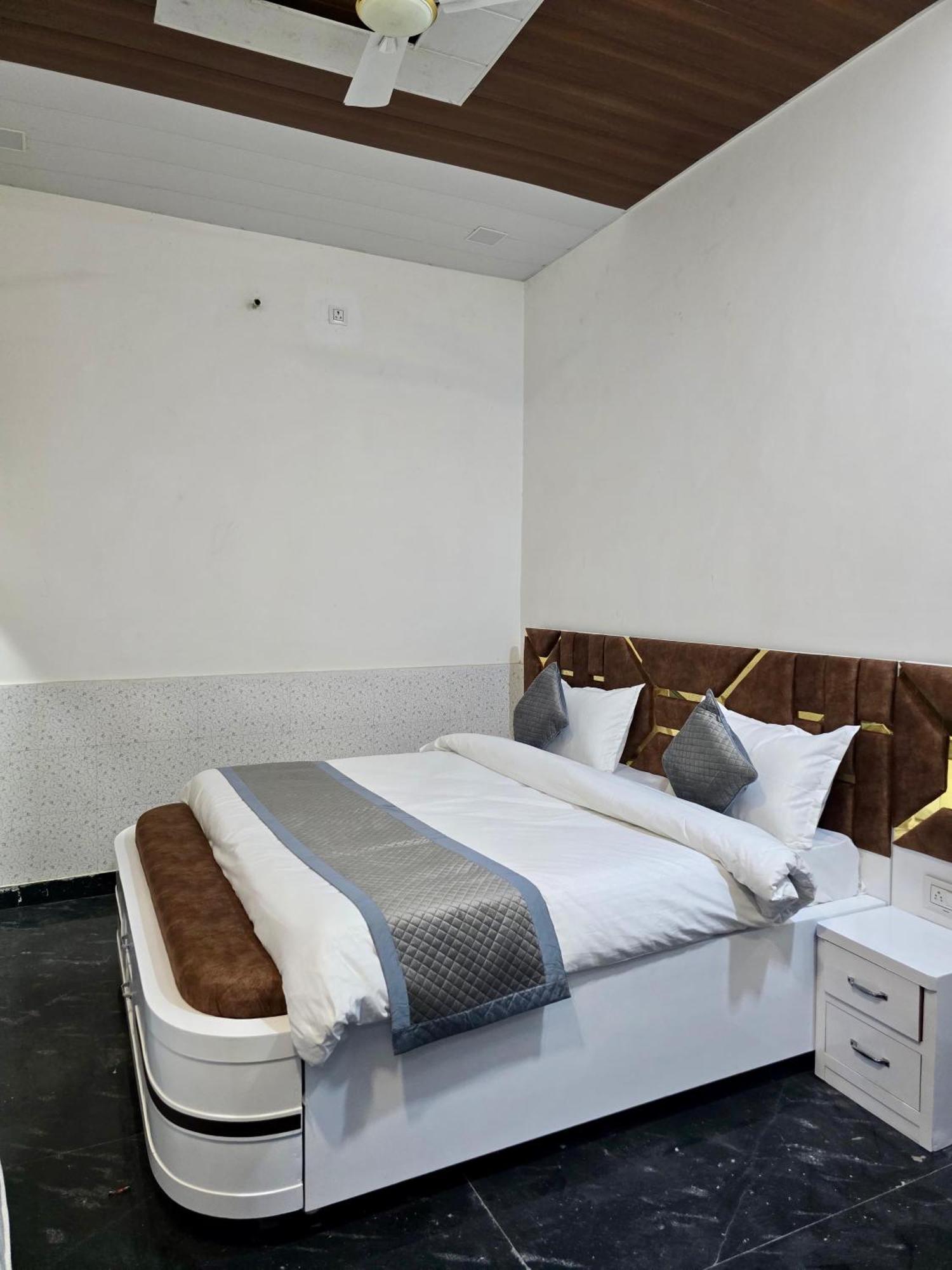 Kamal Dham Hotel Govardhan Exterior foto